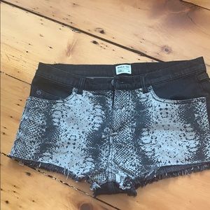 Cute shorts worn once !!